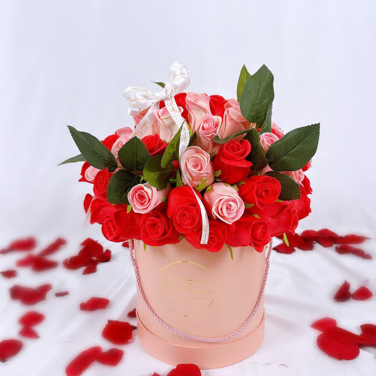 18 red and pink roses box